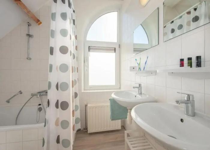 Detached Well-kept Villa With Garden, Near the Beach