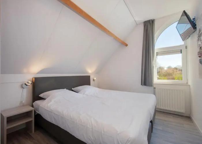 Comfortable Villa With Combi-microwave, Near the Beach