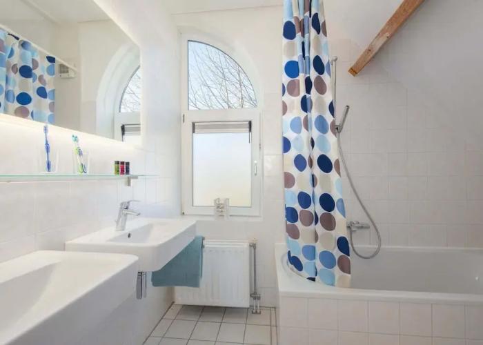 Comfortable Villa With Combi-microwave, Near the Beach