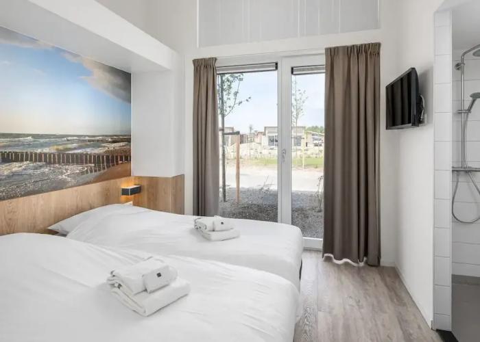 Detached Luxurious Lodge With Washingmachine, Near the Beach