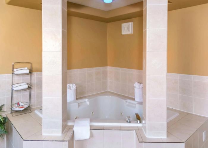 Econo Lodge Inn & Suites