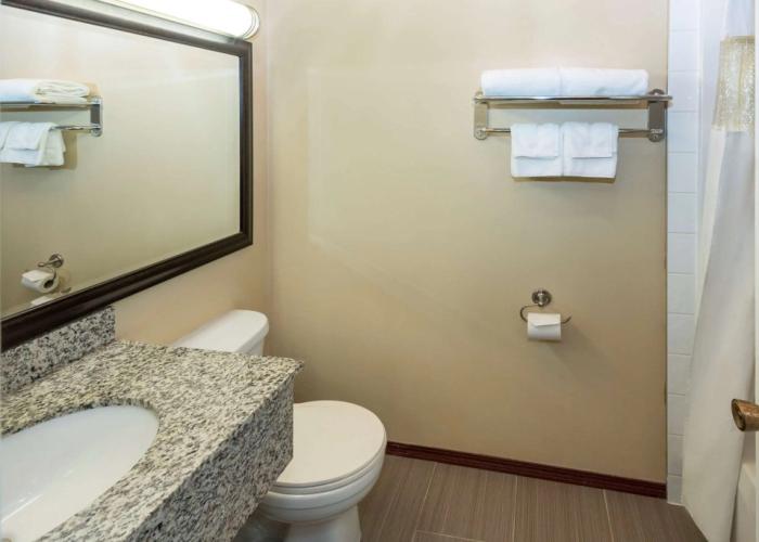 Econo Lodge Inn & Suites