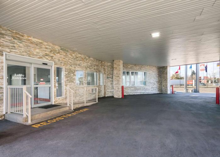 Econo Lodge Inn & Suites