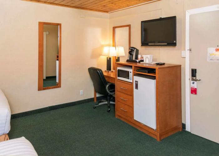 Econo Lodge Inn & Suites