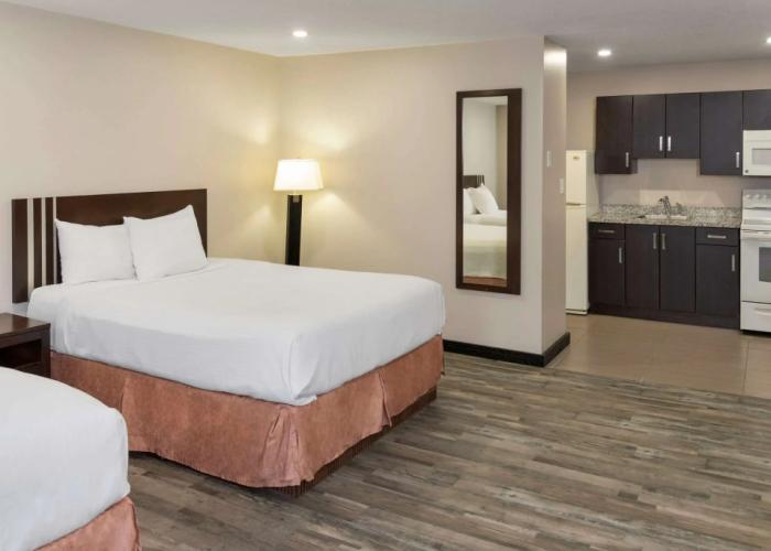 Econo Lodge Inn & Suites