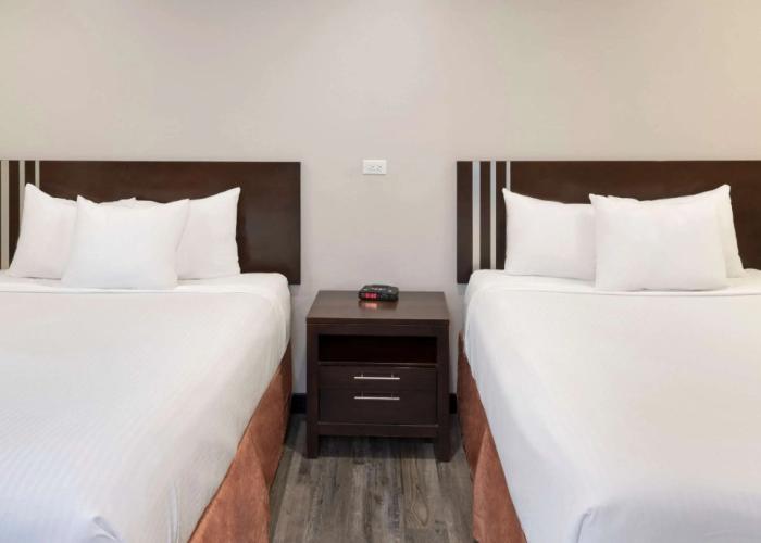 Econo Lodge Inn & Suites