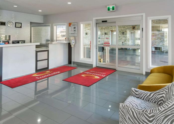 Econo Lodge Inn & Suites