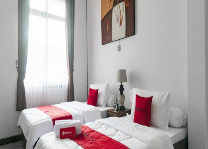 RedDoorz Syariah Plus near Trans Studio Cibubur
