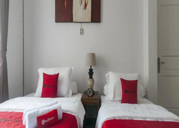 RedDoorz Syariah Plus near Trans Studio Cibubur