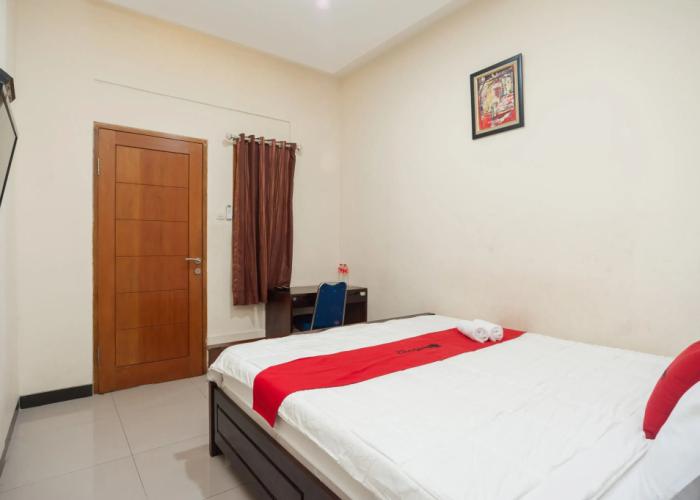 RedDoorz Plus near Universitas Indonesia
