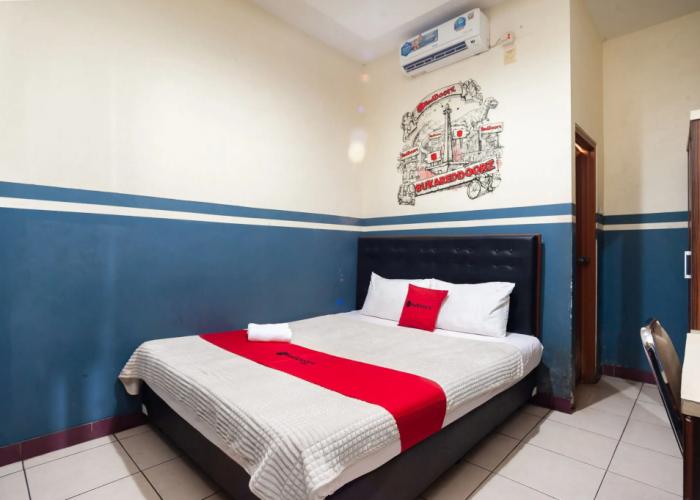 RedDoorz Plus near Universitas Indonesia