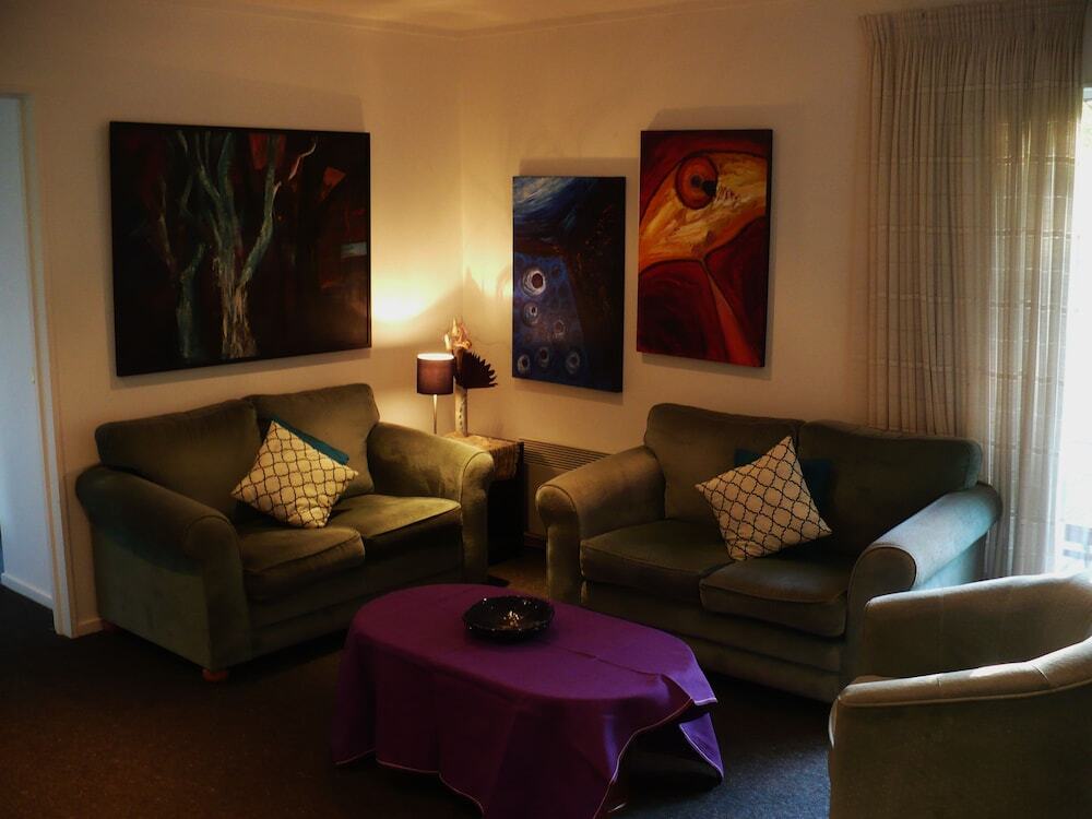 Christchurch City & Country Cottages - Nut Point Cottage