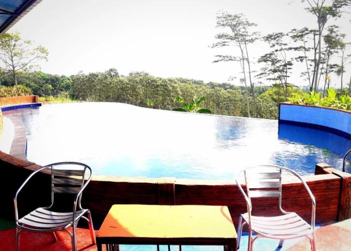 Royal Caravan Hotel Trawas
