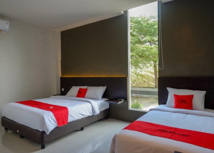 RedDoorz Plus near Solo Baru