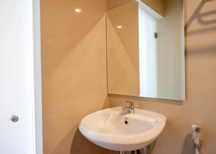 RedDoorz Plus near Solo Baru