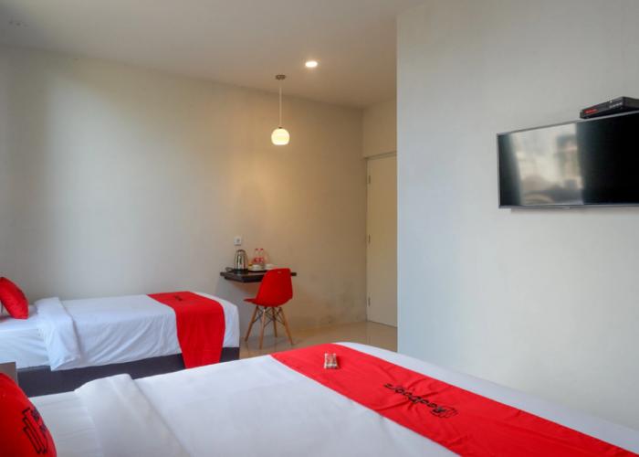 RedDoorz Plus near Solo Baru
