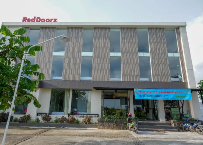 RedDoorz Plus near Solo Baru