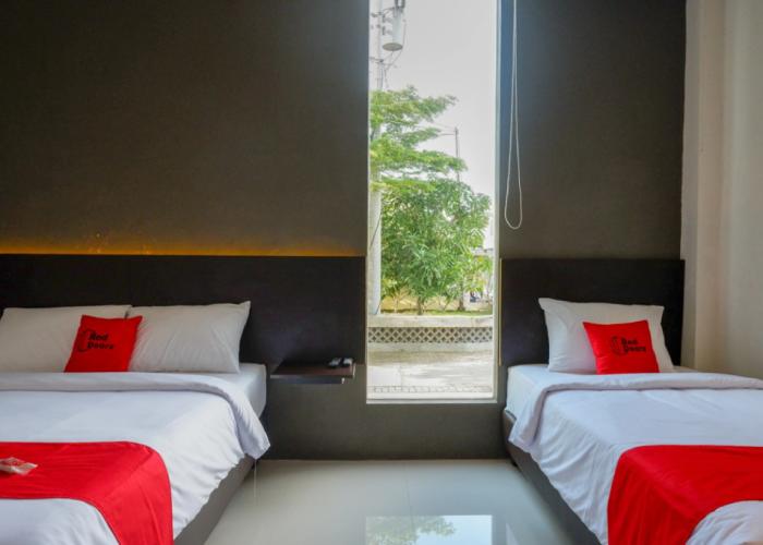 RedDoorz Plus near Solo Baru