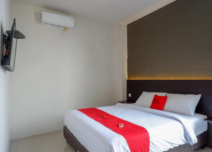 RedDoorz Plus near Solo Baru