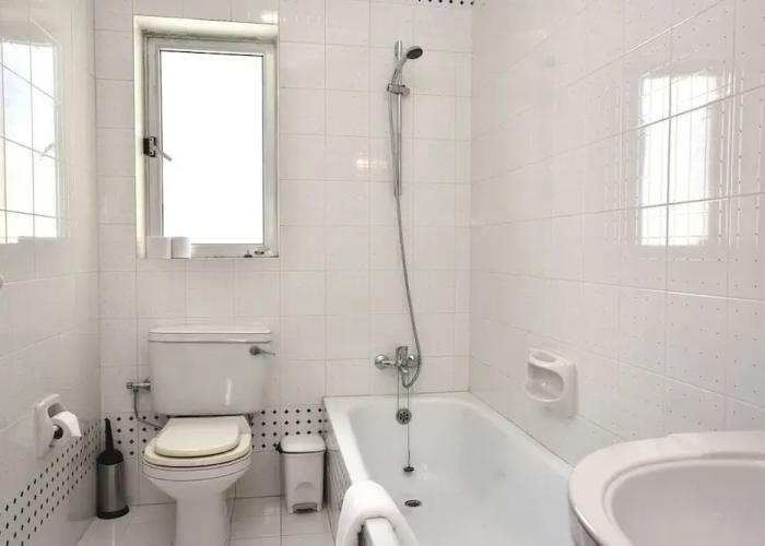 Bright and Central 2 Bedroom With Harbour View