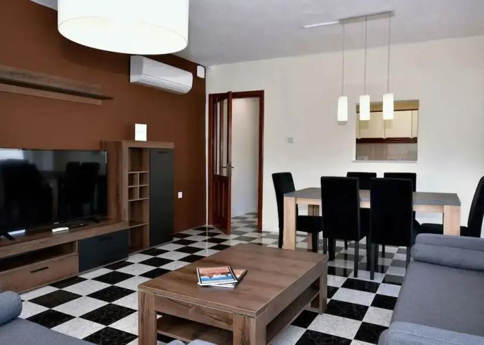 Bright and Central 2 Bedroom With Harbour View