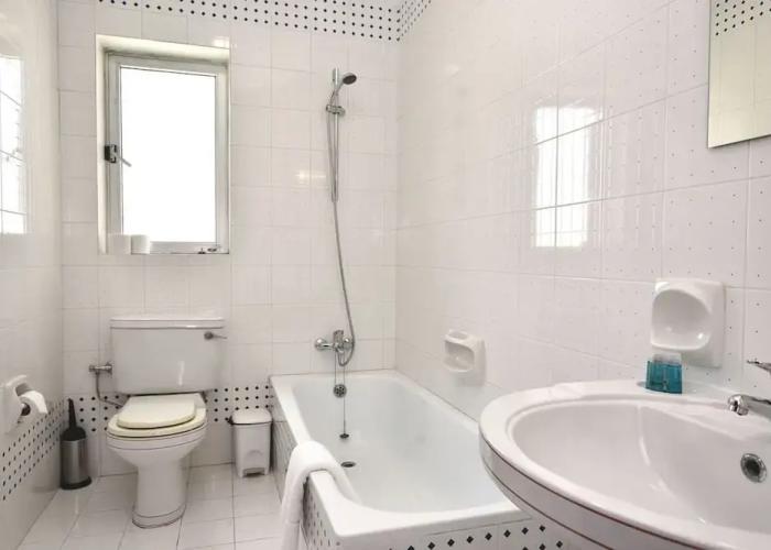 Bright and Central 2 Bedroom With Harbour View