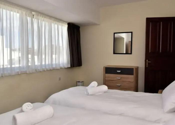 Bright and Central 2 Bedroom With Harbour View