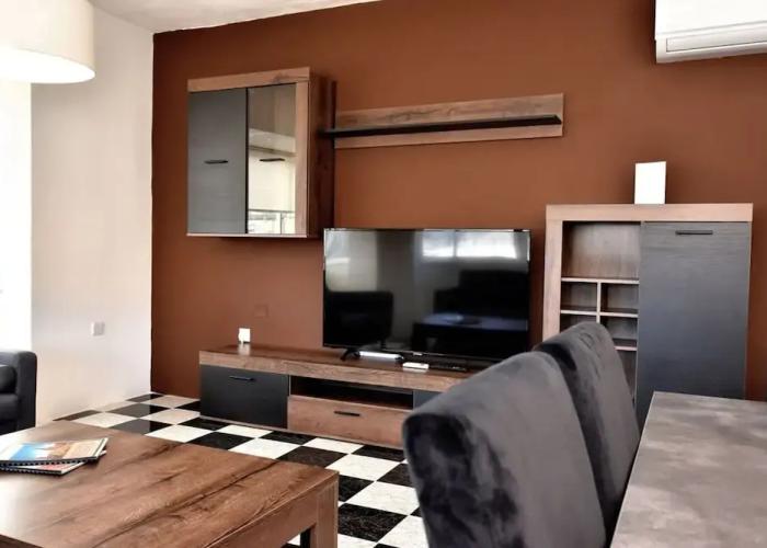 Bright and Central 2 Bedroom With Harbour View