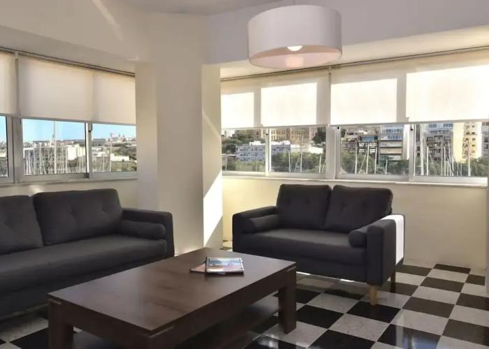 Bright and Central 2 Bedroom With Harbour View