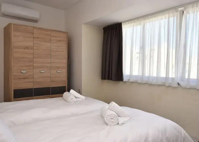 Bright and Central 2 Bedroom With Harbour View