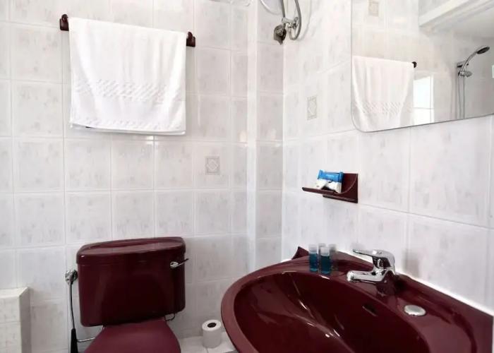 Bright and Central 2 Bedroom With Harbour View