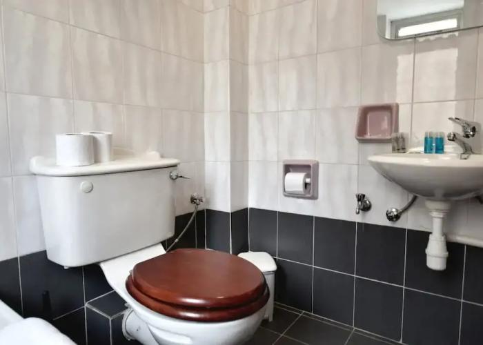 2 Bedroom Central Spacious With Sea Views