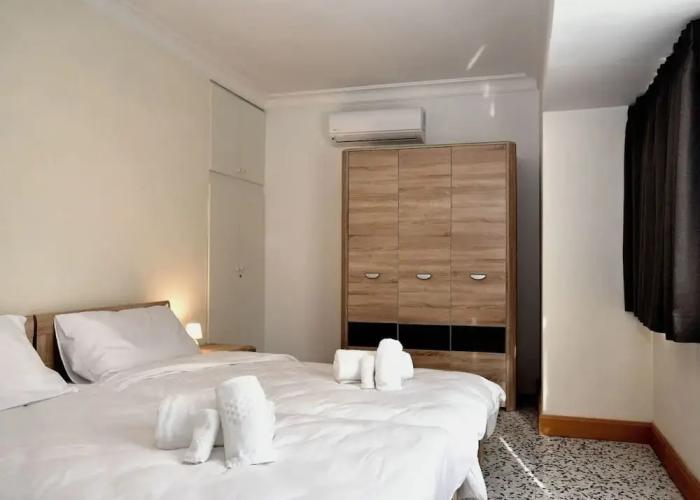 2 Bedroom Central Spacious With Sea Views