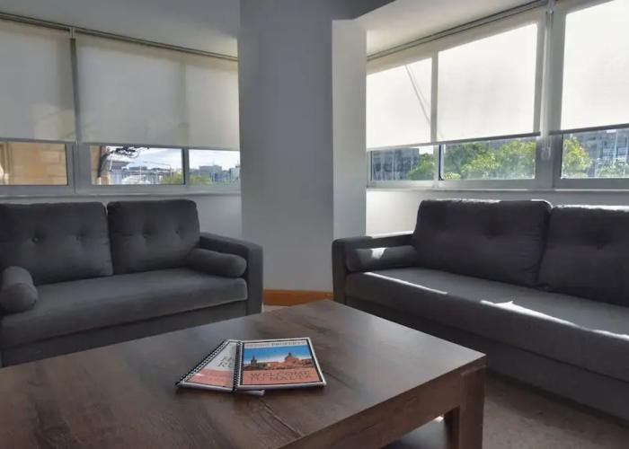 2 Bedroom Central Spacious With Sea Views