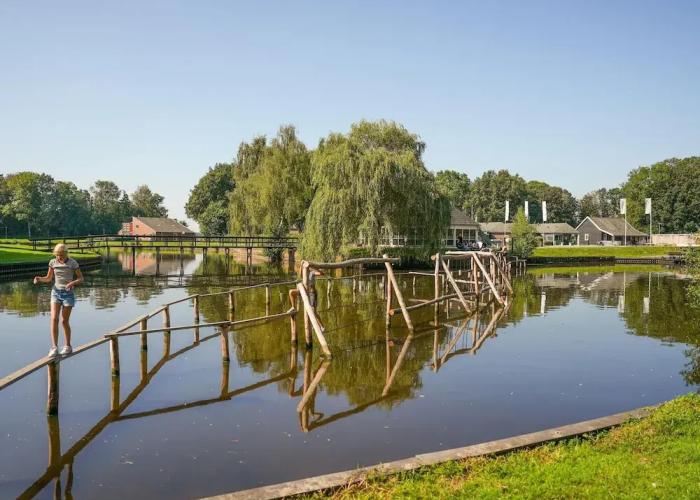 Well Furnished Home for Groups with Fireplace near Water
