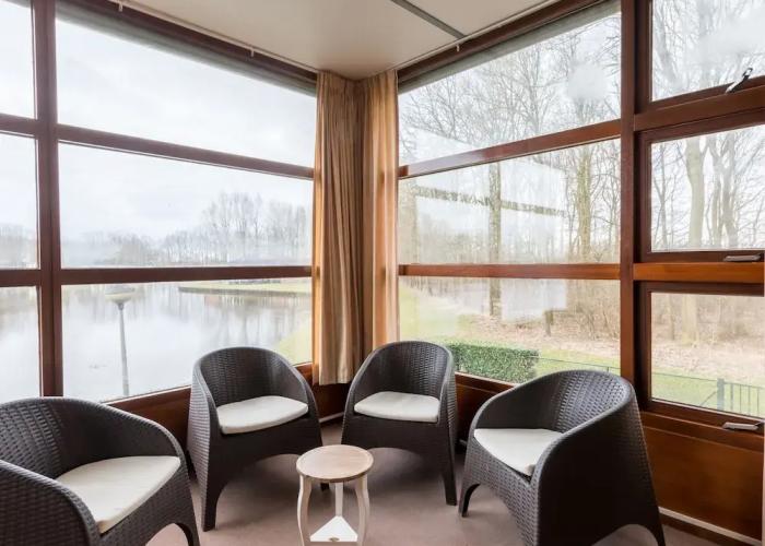 Well Furnished Home for Groups with Fireplace near Water
