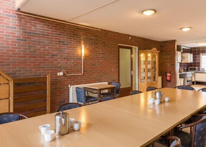 Well Furnished Home for Groups with Fireplace near Water