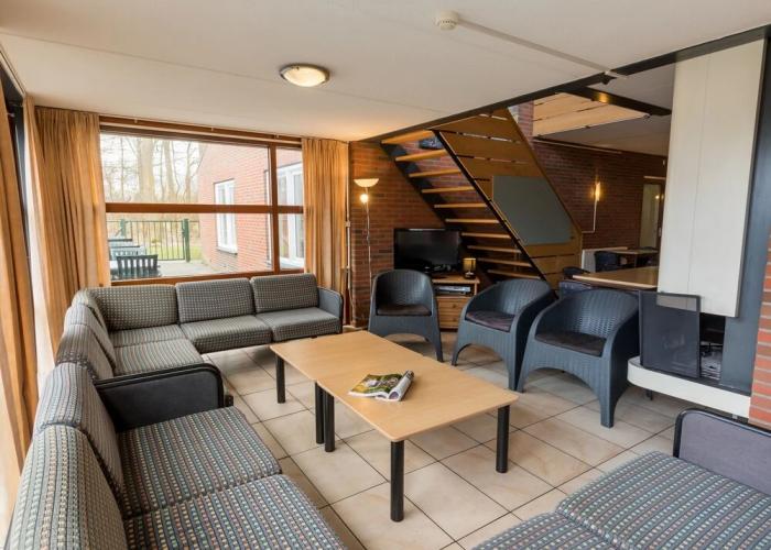 Well Furnished Home for Groups with Fireplace near Water