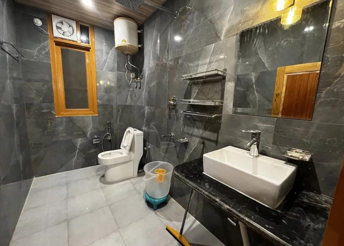 Hotel Mid Orchard Kasol (Riverside)