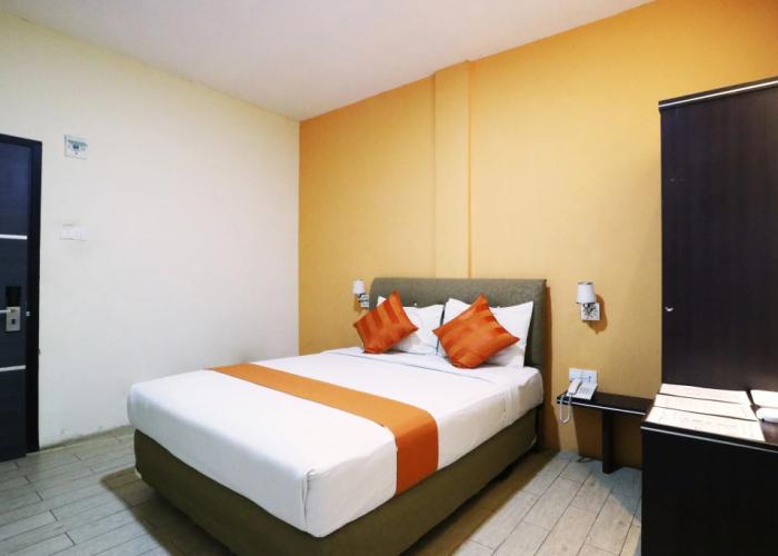 Blitz Hotel Batam Near Sultan Mahmud Ri'ayat Shah Mosque