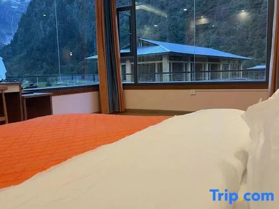 Yubeng Holiday Inn