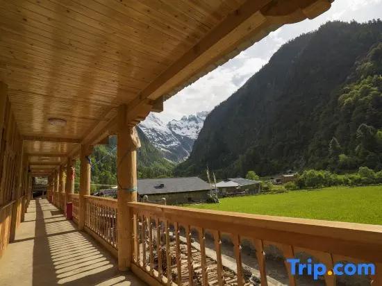 Yubeng Holiday Inn
