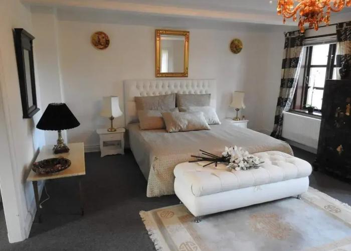 Queen Suite in a Hotel in Tranekaer