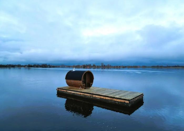 Waterlodge Tomke in Nes