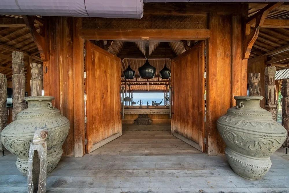 Palatial Wooden Villa, 4br, Lovina