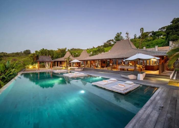 Palatial Wooden Villa, 4br, Lovina