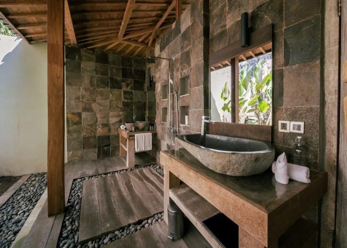 Palatial Wooden Villa, 4br, Lovina
