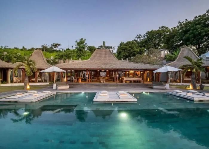 Palatial Wooden Villa, 4br, Lovina