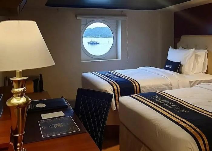 Doulos Phos The Ship Hotel