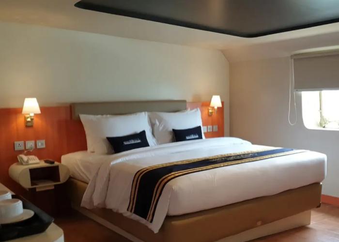 Doulos Phos The Ship Hotel